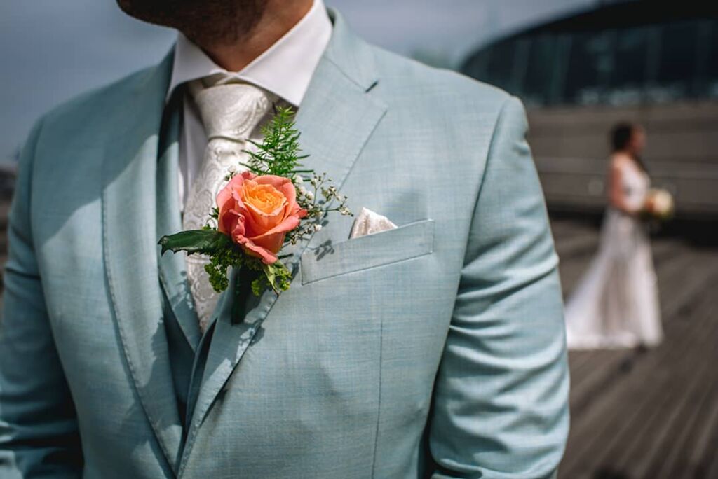 Hoe draag je een corsage een bruiloft – steeltje omhoog omlaag?